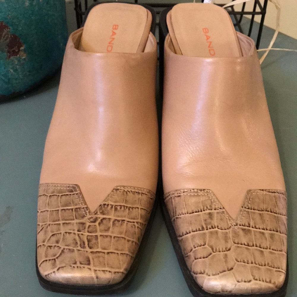 SIZE 8 BANDOLINO SHOES. APPROX 2 1/4 heel. NUDE & snake. IT FITS MORE AS 7 1/2 m - Picture 3 of 10